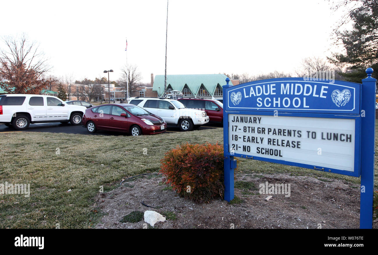 Autos mit Studenten der Ladue Middle School kommen als ladue Streife das Gelände der Schule in Ladue, Missouri am 17. Januar 2013. Schule Beamte erhalten eine Bedrohung auf der beliebten Social Media Instagram," äußerte sich im Gespräch mit den Medien wird mich nicht stoppen." Die Person, die auch ein Foto des Newton, Anschl. shooter Adam Lanza und mehrere Fotos von Studenten an der Ladue Middle School gebucht. Eltern aller Ladue Schüler wurden informiert, dass Ihre Kinder erhöhte Sicherheitsmaßnahmen auf alle Bezirk Schulen sehen würden. UPI/Rechnung Greenblatt Stockfoto