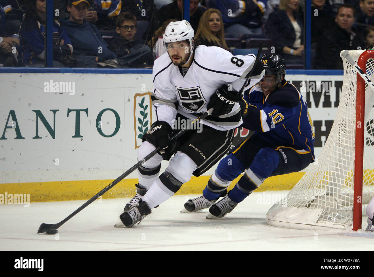 St. Louis Blues Andy McDonald (10) versucht, um Los Angeles Kings Drew Doughty in der ersten Periode im Scottrade Center in St. Louis am 11. Februar 2013 zu erhalten. UPI/Rechnung Greenblatt Stockfoto