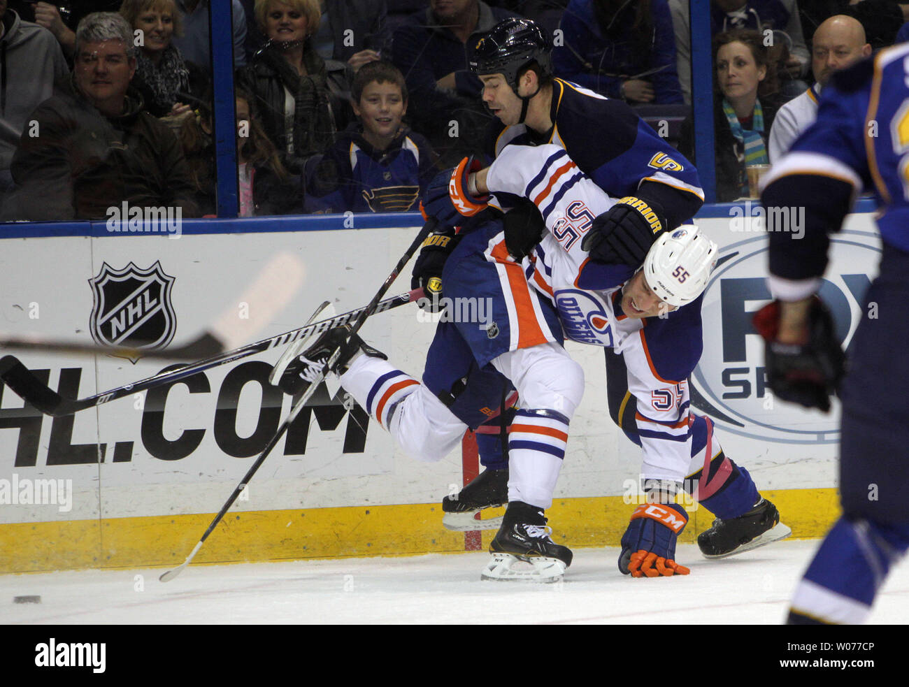 St. Louis Blues Barret Jackman (5) Edmonton Oilers Ben eifrig aus dem Spiel in der ersten Periode im Scottrade Center in St. Louis, die am 1. März 2013. UPI/Rechnung Greenblatt Stockfoto