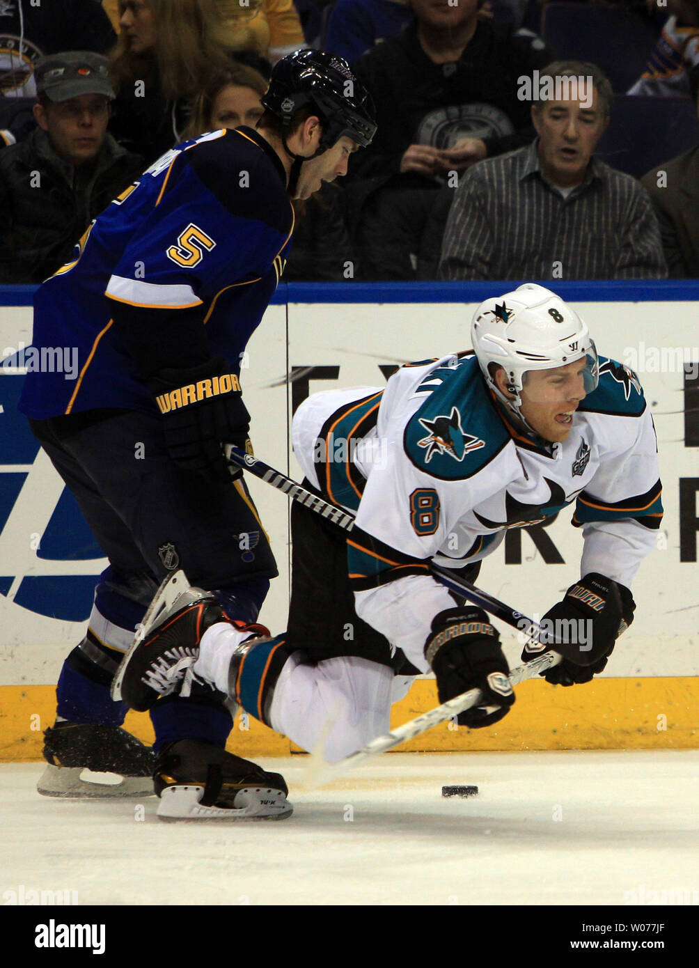 St. Louis Blues Barret Jackman (5) Zieht die San Jose Sharks Joe Pavelski in der dritten Periode im Scottrade Center in St. Louis am 12. März 2013. St. Louis gewann das Spiel 4-2. UPI/Rechnung Greenblatt Stockfoto