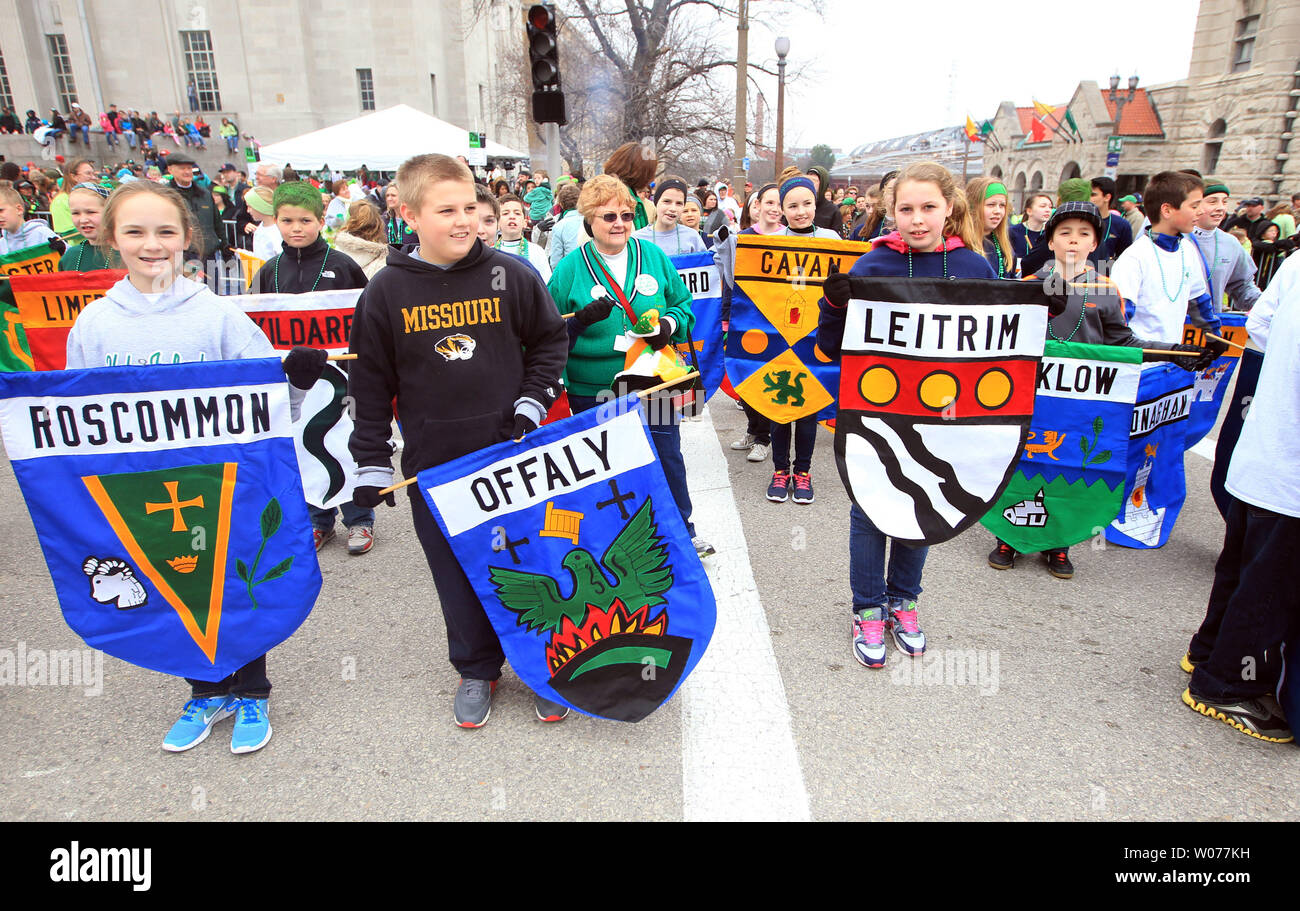 Kinder halten die Zeichen der Städte in Irland vor Beginn der St. Patricks Day Parade in St. Louis am 16. März 2013. UPI/Rechnung Greenblatt Stockfoto