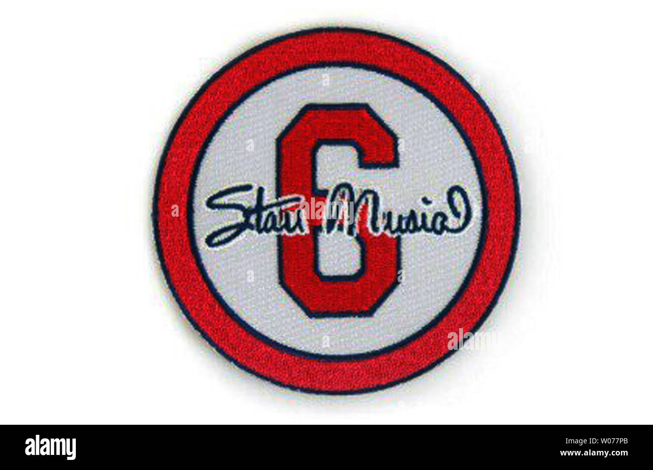Die St. Louis Cardinals haben den Patch ehren Stan Musial, die auf die Uniform für die Saison 2013 getragen wird freigegeben, in St. Louis am 28. März 2013. Musial, starb im Alter von 92 Jahren am 19. Januar 2013, verbrachte seine gesamte 22-jährige Karriere mit den Kardinälen und wurde in die National Baseball Hall of Fame im ersten Wahlgang im Jahr 1969 eingesetzt. UPI/St. Louis Cardinals Stockfoto