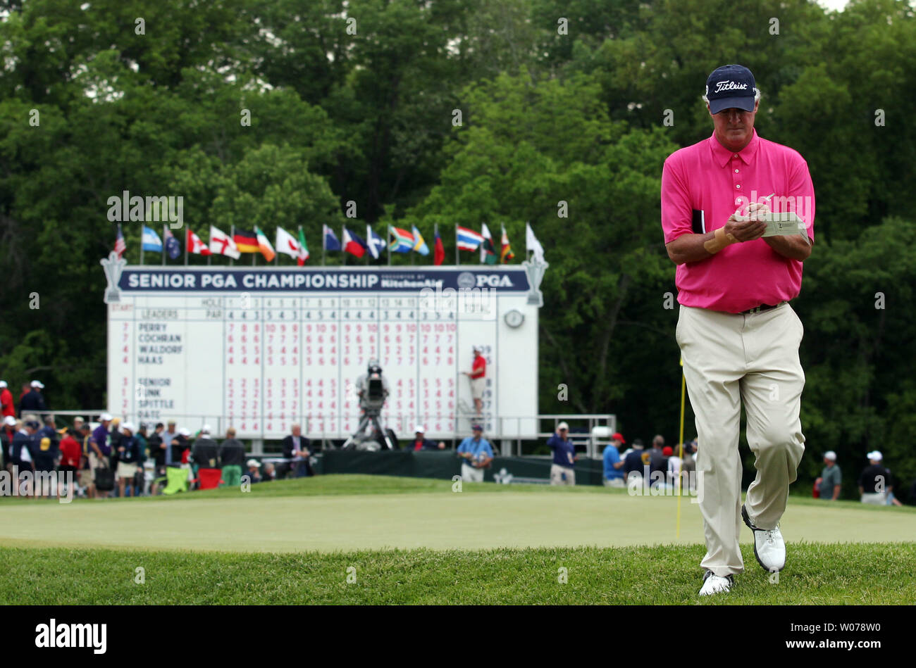 Golfspieler Russ Cochran kennzeichnet seine score card, die nach dem Tag der Fertigung auf 18, im dritten Platz, sieben unter, drei Anschläge hinter dem Führer, Kenny Perry während der dritten Runde der 74. Senior PGA Meisterschaft in St. Louis am 25 Mai, 2013. UPI/Rechnung Greenblatt Stockfoto