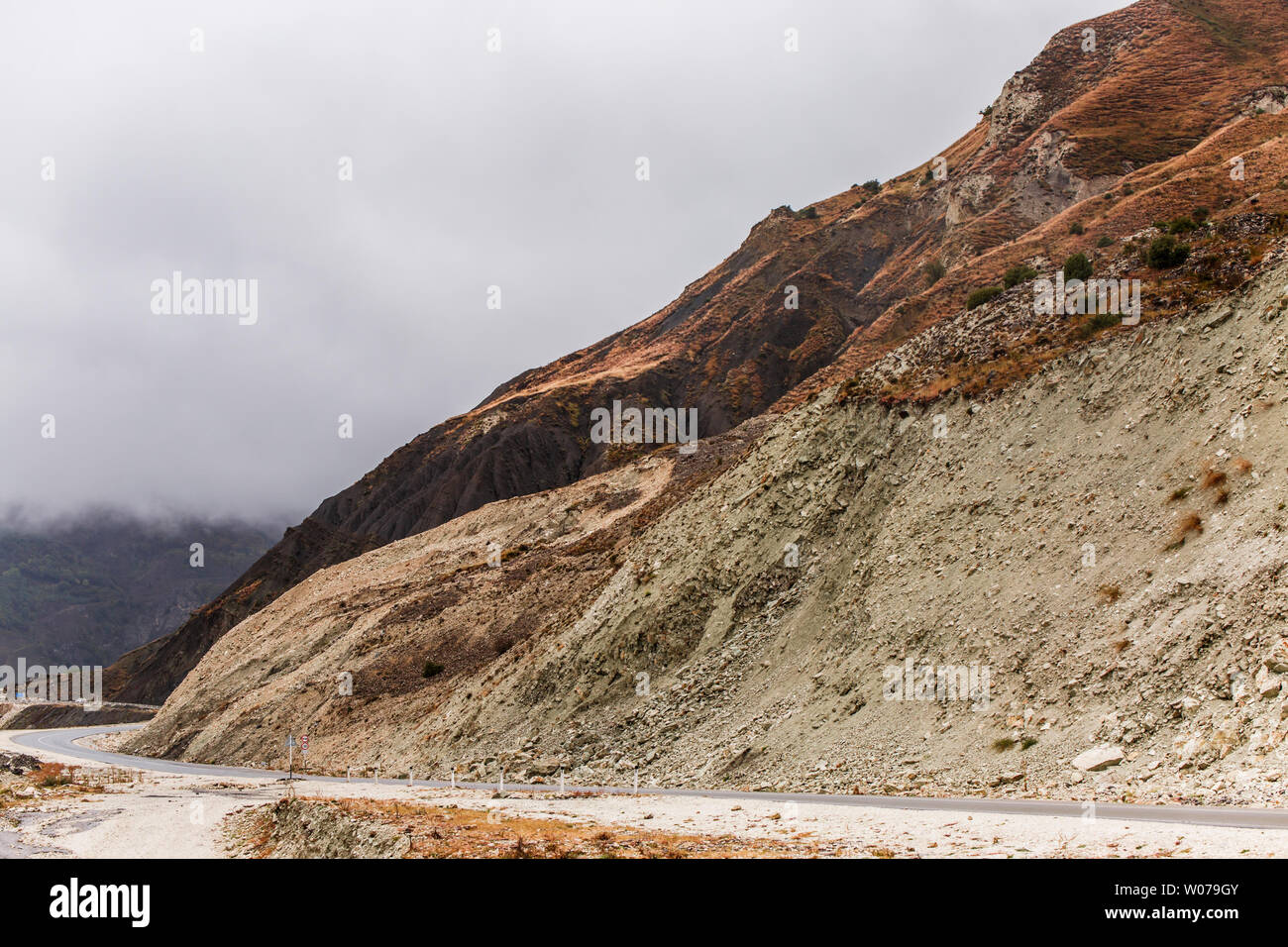 Foto Berge, Rauch, Mountain Road, grauen Himmel Stockfoto