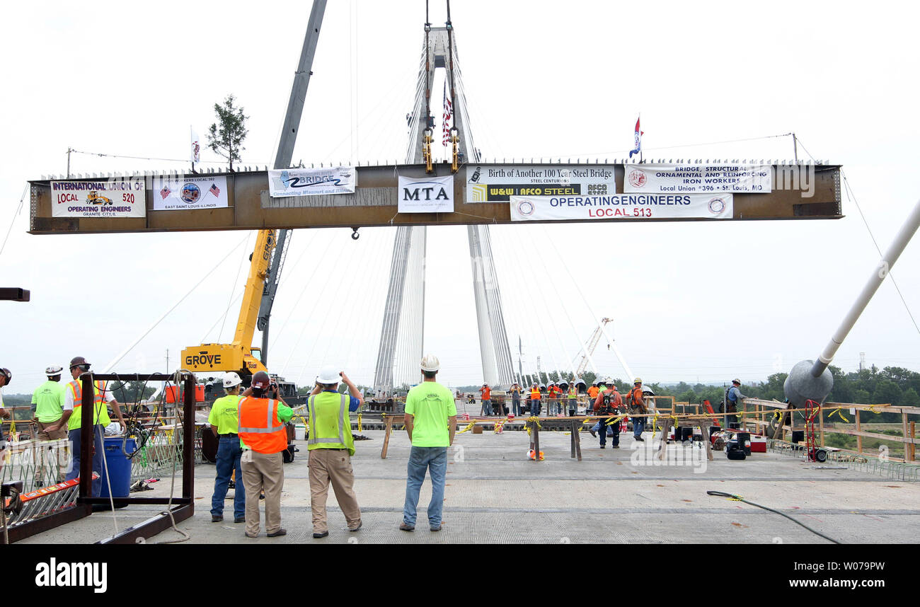 Transport Arbeiter aus Missouri und Illinois zusehen, wie die letzten Span der Stan Musial Veteranen Brücke über den Mississippi River in St. Louis setzte am 26. Juli 2013. Die 30.000 Pfund Stück Stahl, Missouri, Illinois, wie die Fertigstellung der Brücke kommt näher mit einem erwarteten Eröffnung Anfang 2014. UPI/Rechnung Greenblatt Stockfoto