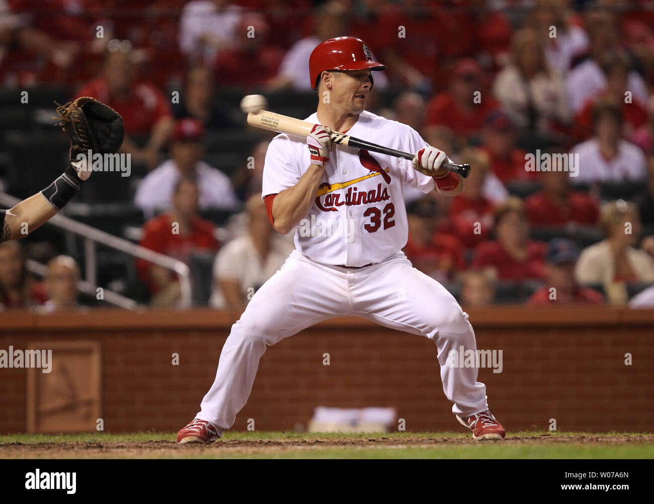 St. Louis Cardinals Rob Johnson versucht, aus der Art und Weise einer Pittsburgh Pirates pitch Im zehnten Inning am Busch Stadium in St. Louis am 13. August 2013 zu erhalten. Johnson erreicht ersten Basis auf die Wahl einer Feldspieler. UPI/Rechnung Greenblatt Stockfoto