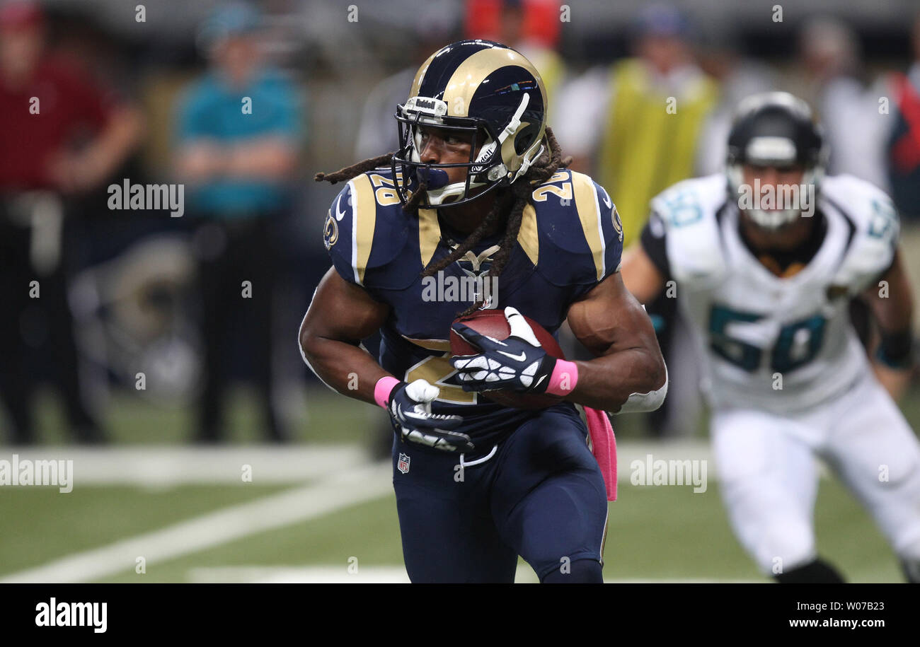 St. Louis Rams Daryl Richardson läuft durch die Jacksonville Jaguars Verteidigung im zweiten Quartal an der Edward Jones Dome in St. Louis am 6. Oktober 2013. St. Louis gewann das Spiel 34-20. UPI/Rechnung Greenblatt Stockfoto