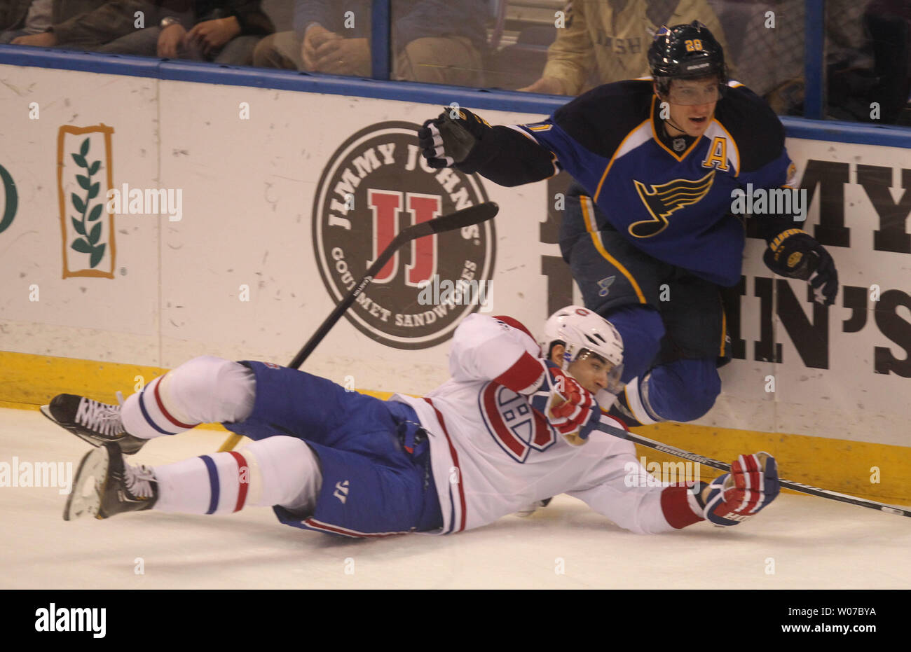 St. Louis Blues Alexander Steen stellt Montreal Canadiens Max Pacioretty in der ersten Periode im Scottrade Center in St. Louis am 19. Dezember 2013. UPI/Rechnung Greenblatt Stockfoto