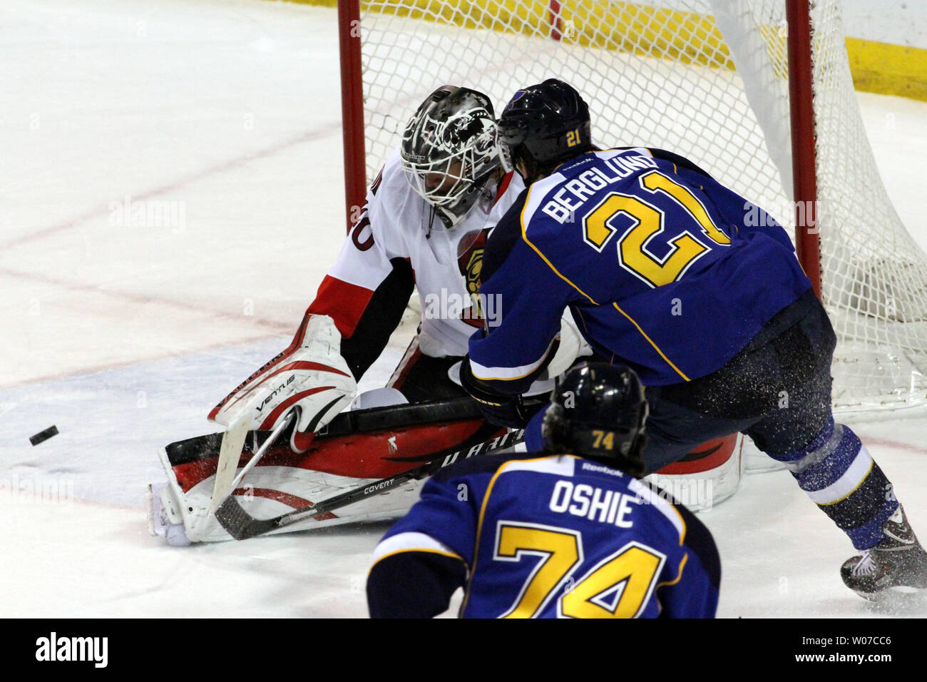 Ottawa Senators Torwart Robin Lehner (L) hält einen Schuß durch St. Louis Blues Patrik Berglund (R) in der ersten Periode im Scottrade Center in St. Louis, am 4. Februar 2014. UPI/Rob Cornforth Stockfoto