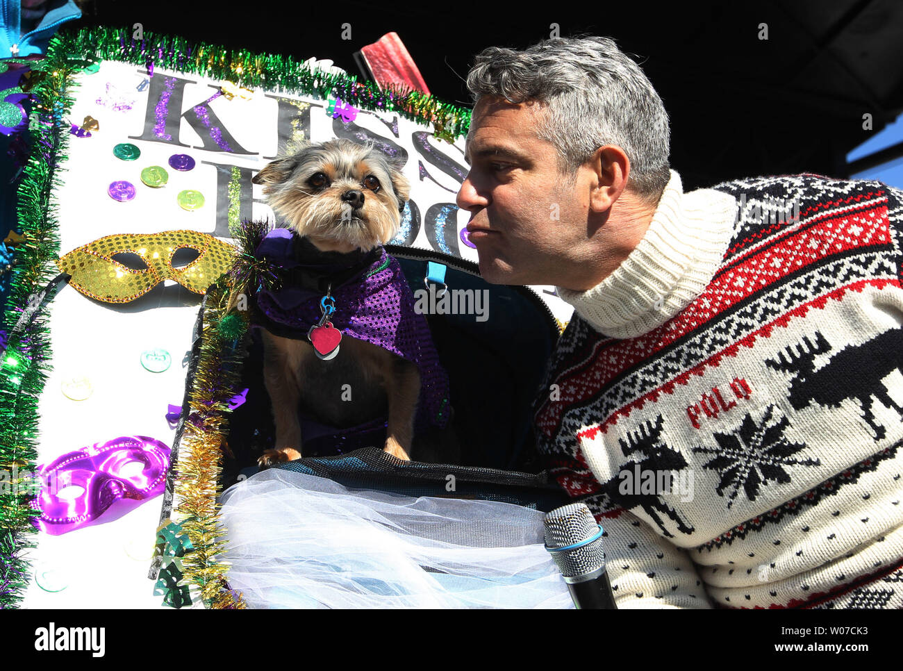 Andy Cohen Executive Vice President für Entwicklung und Talent an der Bravo Kabel-TV-Netzwerks, versucht Captain Jack die Yorkie ihm einen Kuss zu geben, während die Einführung der beste Hund Wettbewerb während der Pet Parade in St. Louis am 23. Februar 2014. UPI/Rechnung Greenblatt Stockfoto