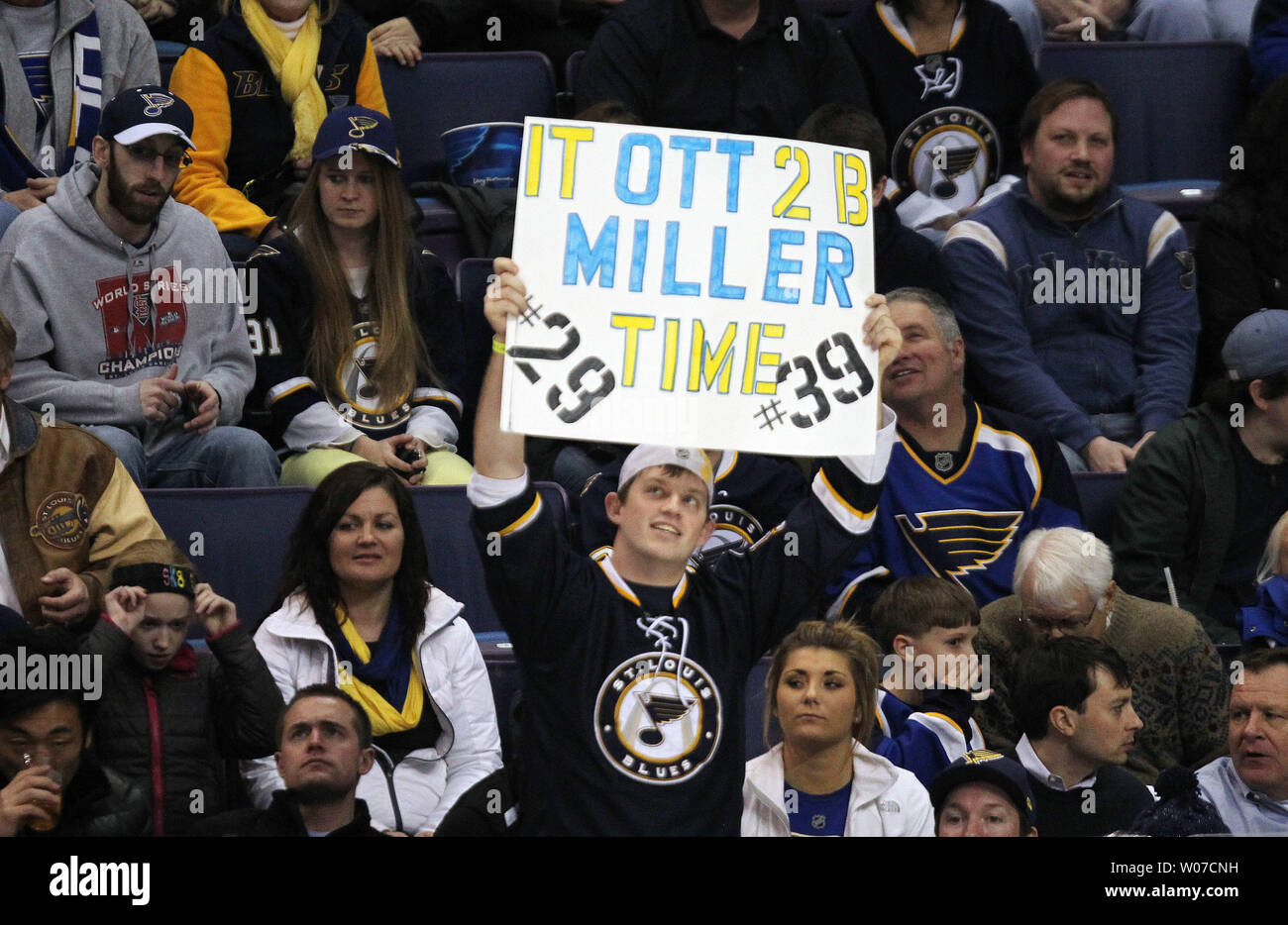 Ein St. Louis Blues Fan hält ein Zeichen für die Unterstützung der Blues zwei neue Spieler, Steve Ott und Ryan Miller während der dritten Periode gegen die Tampa Bay Lightning an der Scottrade Center in St. Louis am 4. März 2014. UPI/Rechnung Greenblatt Stockfoto