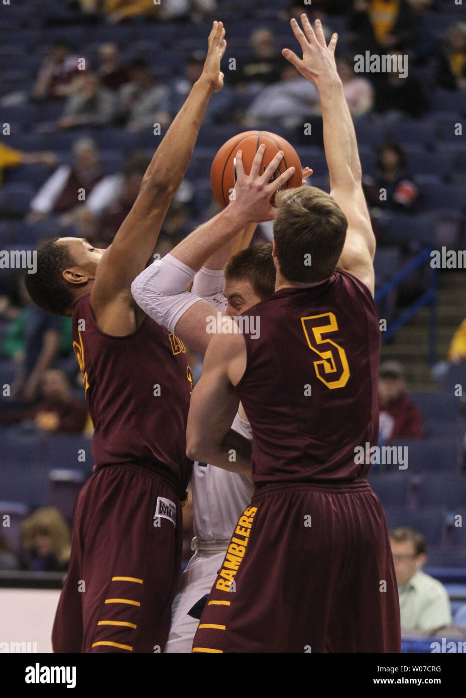 Indiana State Platanen Justin Gant wird von Loyola Ramblers Joe Crisman (5) und Christian Thomas in der ersten Hälfte umgeben während der Missouri Valley Conference Turnier im Scottrade Center in St. Louis am 7. März 2014. UPI/Rechnung Greenblatt Stockfoto