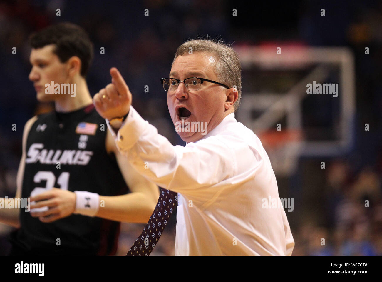 Southern Illinois Salukis Hauptbasketballtrainer Barry Hinson schreit seine Spieler in der zweiten Hälfte gegen die Indiana State Platanen in der Missouri Valley Conference Turnier im Scottrade Center in St. Louis am 8. März 2014. UPI/Rechnung Greenblatt Stockfoto