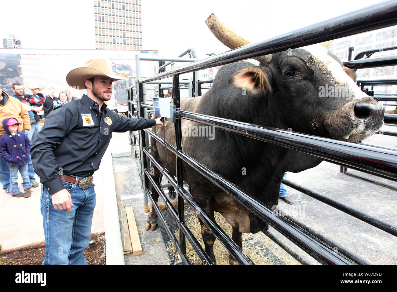 Professionelle bullrider Lukas Snyder von Springfield, Missouri prüft das Gewicht des Bullen Huhn auf einer Kette während der Eröffnung - Festlichkeiten an der PBR Bar in Ballpark Village in St. Louis am 4. April 2014. Der PBR Bar ist der siebte im Land zu öffnen. UPI/Rechnung Greenblatt Stockfoto