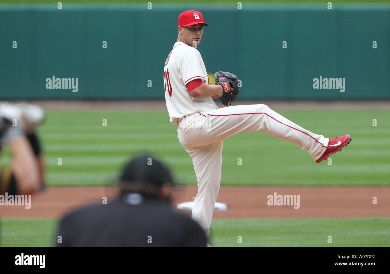 St. Louis Cardinals Krug Tyler Lyons liefert eine Tonhöhe die Pittsburgh Pirates im zweiten Inning am Busch Stadium in St. Louis am 26. April 2014. UPI/Rechnung Greenblatt Stockfoto