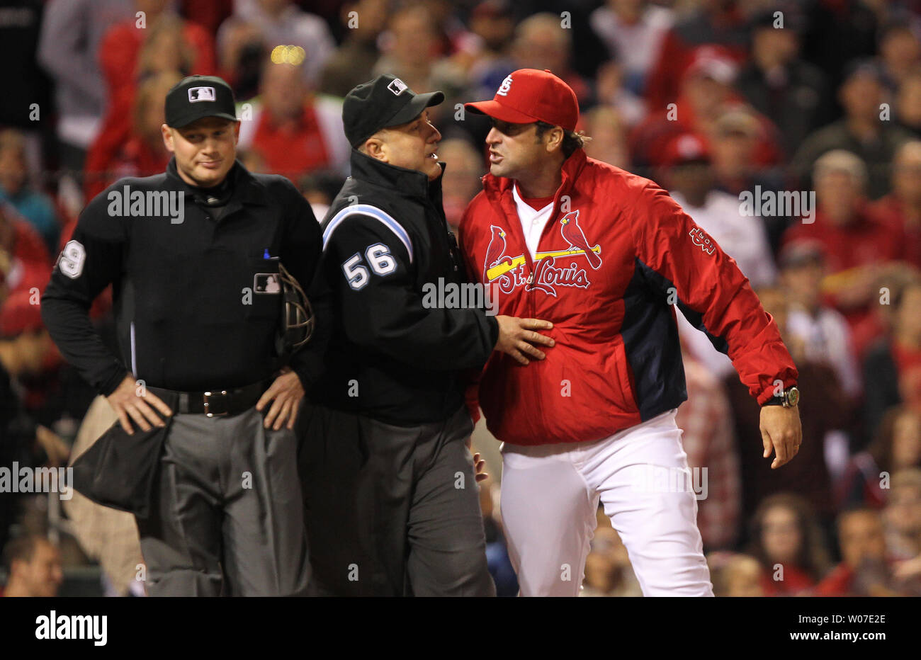 Schiedsrichter Eric Cooper hält zurück St. Louis Cardinals Manager Mike Matheny von Home Plate Umpire Sean Friseur im vierten Inning gegen die Atlanta Braves am Busch Stadium in St. Louis am 16. Mai 2014. Matheny argumentierte Kugeln und Streiks und wurde aus dem Spiel getrennt ist. UPI/Rechnung Greenblatt Stockfoto