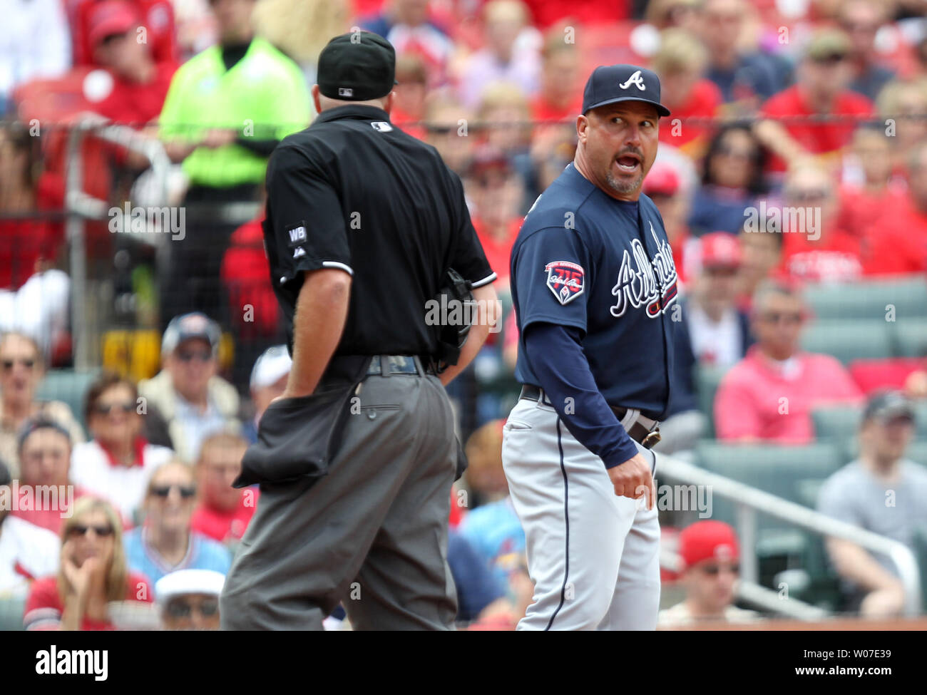 Atlanta Braves Manager Fredi Gonzalez wird in seine letzten Worte nach dem Spiel ejeced im fünften Inning durch die Home Plate Umpire Ron Kulpa während eines Spiels gegen die St. Louis Cardinals am Busch Stadium in St. Louis am 16. Mai 2014. Gonzalez war, argumentierte ein Anruf, führte zu einem Bauch doppeltes Spiel geworfen. St. Louis gewann das Spiel 4-1. UPI/Rechnung Greenblatt Stockfoto