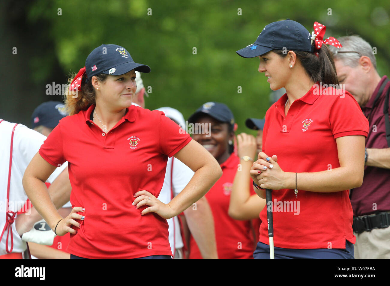 USA Team Mitglieder Verbündeter McDonald von Fulton, Missouri (L) spricht mit Emma Talley von Princeton, Kentucky, bevor ein T-Stück, das am Nachmittag des 38. Curtis Cup Match in St. Louis Country Club in Ladue, Missouri am 6. Juni 2014. Die Curtis Cup Match wird von Frauen amateur Golfer gespielt, ein Team aus den Vereinigten Staaten von Amerika und einem Team aus England, Irland, Nordirland, Schottland und Wales. Das Team besteht aus acht Spielern und einem Kapitän UPI/Rechnung Greenblatt Stockfoto