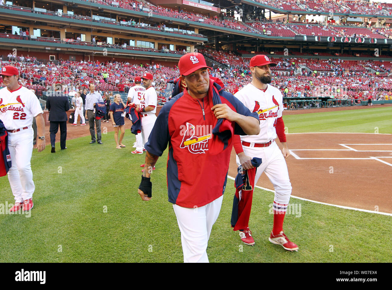 St. Louis Cardinals catcher Yadier Molina verlässt das Feld mit seiner All Star Trikot nach mit den anderen Kardinälen All Star Team Mitglieder vor einem Spiel gegen die Pittsburgh Pirates am Busch Stadium St. Louis am 10. Juli 2014 eingeführt wird. Molina wird Chirurgie auf 7/11/2014 haben einen Bänderriss im Daumen zu reparieren auf einer Folie in den dritten Base auf 7/9/2014 verletzt. Molina, festgelegt, die Catcher in das All-Star Game 2014, wird jetzt für 10-12 Wochen. UPI/Rechnung Greenblatt Stockfoto