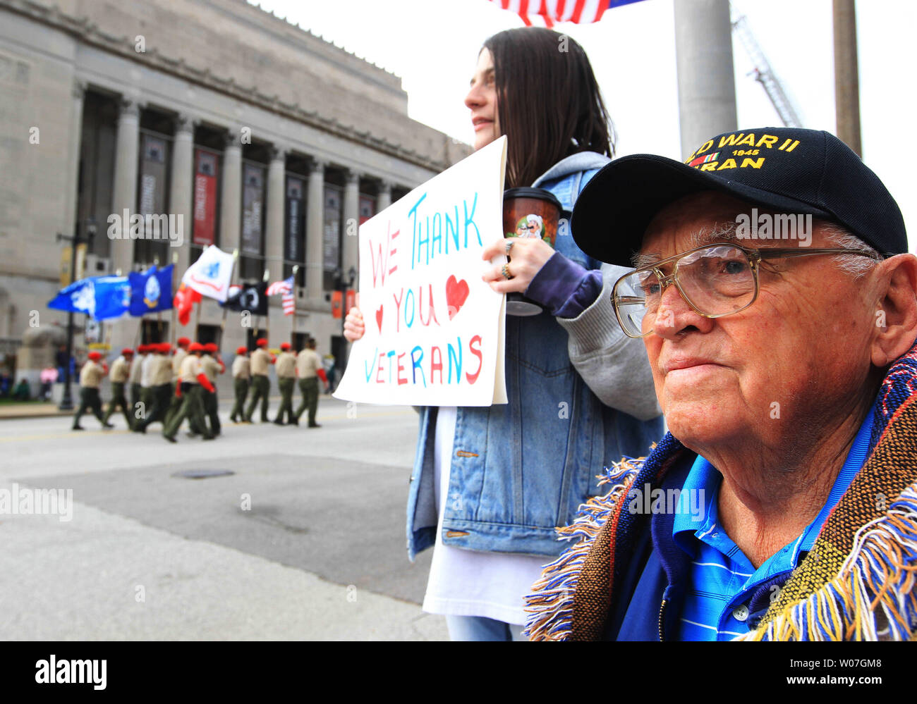 Weltkrieg II Army Veteran Fred Schaljo Uhren als die St. Louis Veterans Day Parade von in St. Louis am 8. November 2014. UPI/Rechnung Greenblatt Stockfoto