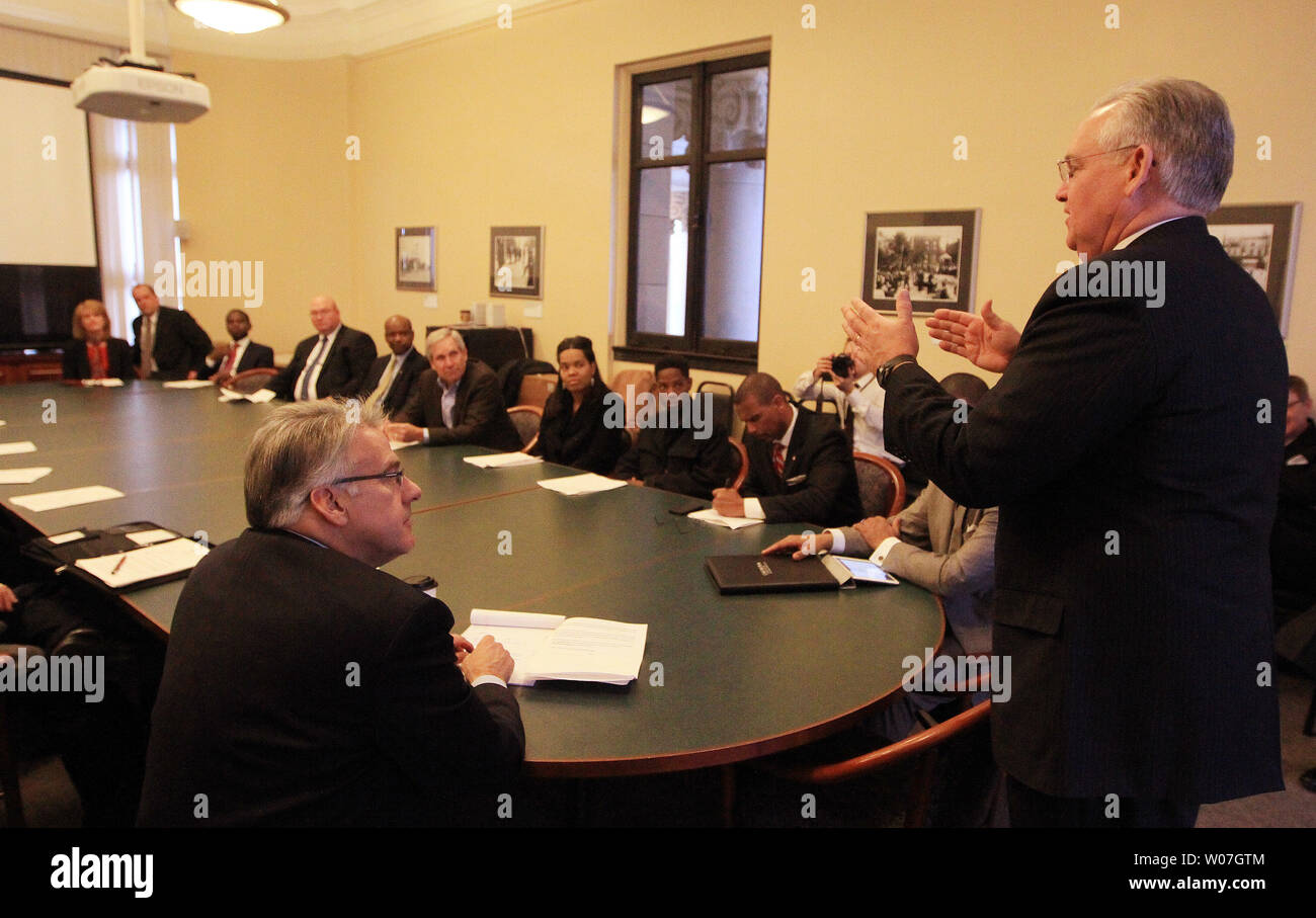 Missouri Gouverneur Jay Nixon unterweist die neuen Ferguson Kommission vor Unterzeichnung eines executive order in St. Louis am 18. November 2014. Die Ferguson Kommission wird die zugrunde liegenden Probleme durch die Ereignisse in Ferguson, Missouri angehoben und die Ausstellung einen Bericht mit konkreten Empfehlungen für die Politik. Die 16 Männer und Frauen sind von Eigentümern vorgenommen, nicht-gewinnorientierte Führer, Lehrer, Juristen, Polizisten, Aktivisten, Pastoren und öffentlichen Bediensteten. UPI/Rechnung Greenblatt Stockfoto