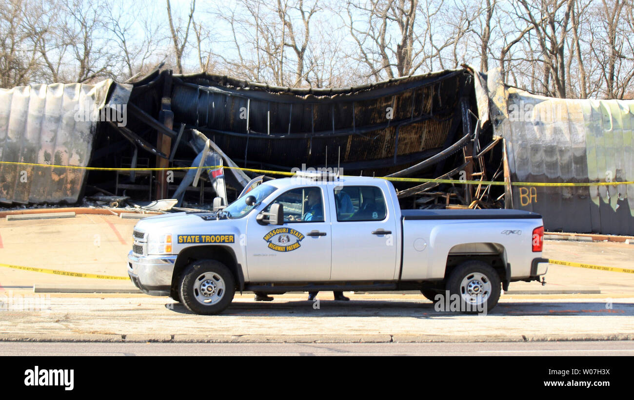 Missouri State Highway Patrouille Offiziere bleiben auf der Hut in der Nähe von eine ausgebrannte Geschäft in Ferguson, Missouri am 29. November 2014. Über 20 Unternehmen wurden in Flammen am 24. November in Ferguson nach einer Grand Jury entschieden, keine Polizisten Darren Wilson zum Versuch, die in der Erschießung des 18-jährigen Michael Braun. UPI/Rechnung Greenblatt Stockfoto