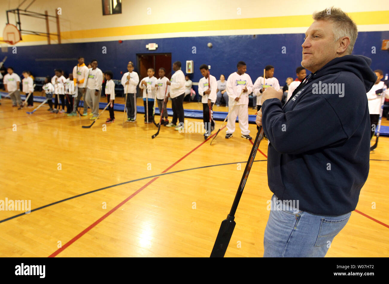 Hockey Hall of Fame Mitglied Brett Hull gibt Anweisungen während eines hockey Klinik am Mathews-Dickey Boys' and Girls' Club, der von St. Louis Blues Alumni in St. Louis am 7. Dezember 2014 trainiert. Die Klinik ist Teil des Garth Brooks Mannschaftskameraden für KIds Foundation. Mannschaftskameraden Partner mit professionellen Athleten Fonds für Nächstenliebe der Kinder zu erzeugen. Brooks ist Abschluss einer viertägigen Konzertreihe in St. Louis. UPI/Rechnung Greenblatt Stockfoto