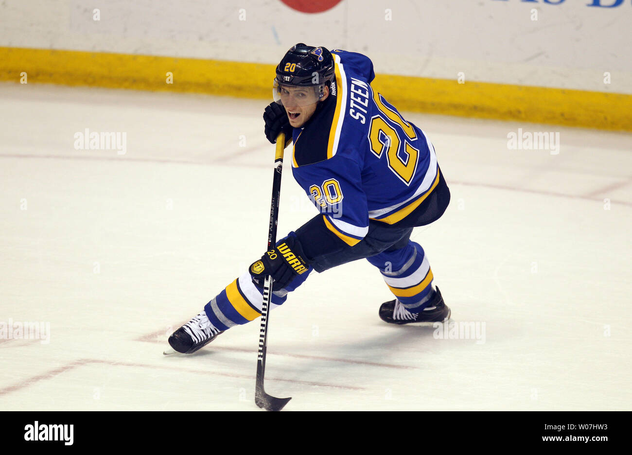 St. Louis Blues Alexander Steen die Richtung ändert und gegen die Colorado Avalanche in der ersten Periode im Scottrade Center in St. Louis 19. Januar 2015. Foto von Bill Greenblatt/UPI Stockfoto