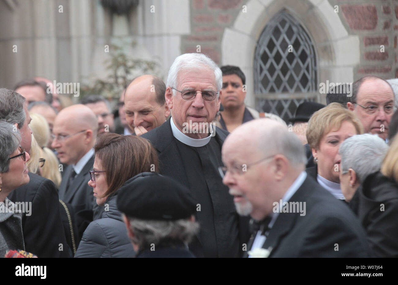 Der frühere US-Senator John Danforth, ein ordinierter episkopaler Priester, Gespräche mit Freunden nach der Beerdigung für Missouri Prüfer Tom Schweich in der Kirche St. Michael und St. George in Clayton, Missouri am 3. März 2015. Der 54-jährige republikanische Auditor tödlich getroffen, sich an seinem Haus am 26. Februar. Scweich, ein Kandidat für Missouri Gouverneur war das Ziel eines Radio ad, dass seine appearancence verspottet und beschuldigt ihn, ein Spielball für die Demokraten. Foto von Bill Greenblatt/UPI.. Stockfoto