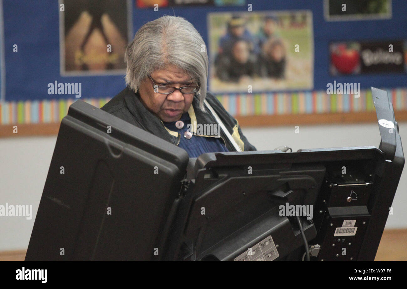 Eine Frau wirft ihre Stimme am Wahltag in Ferguson, Missouri am 7. April 2015. Acht Kandidaten, darunter vier Afrikaner versuchen, für drei Sitze im 6-Mitglied Stadtrat in Ferguson. Zwei Drittel der Bewohner sind schwarz, aber die Verwaltung der Stadt durch Weiß dominiert. Ausschreitungen und Brandstiftung brach im August nach der Erschießung des Michael Braun, einen unbewaffneten schwarzen Jugendlichen, die durch weiße Ferguson Polizeioffizier Darren Wilson erschossen wurde. Wenn die Stadt wählt drei Africian-Americans zum Stadtrat, es wäre das erste Mal in der Geschichte der Stadt, mehr t Stockfoto