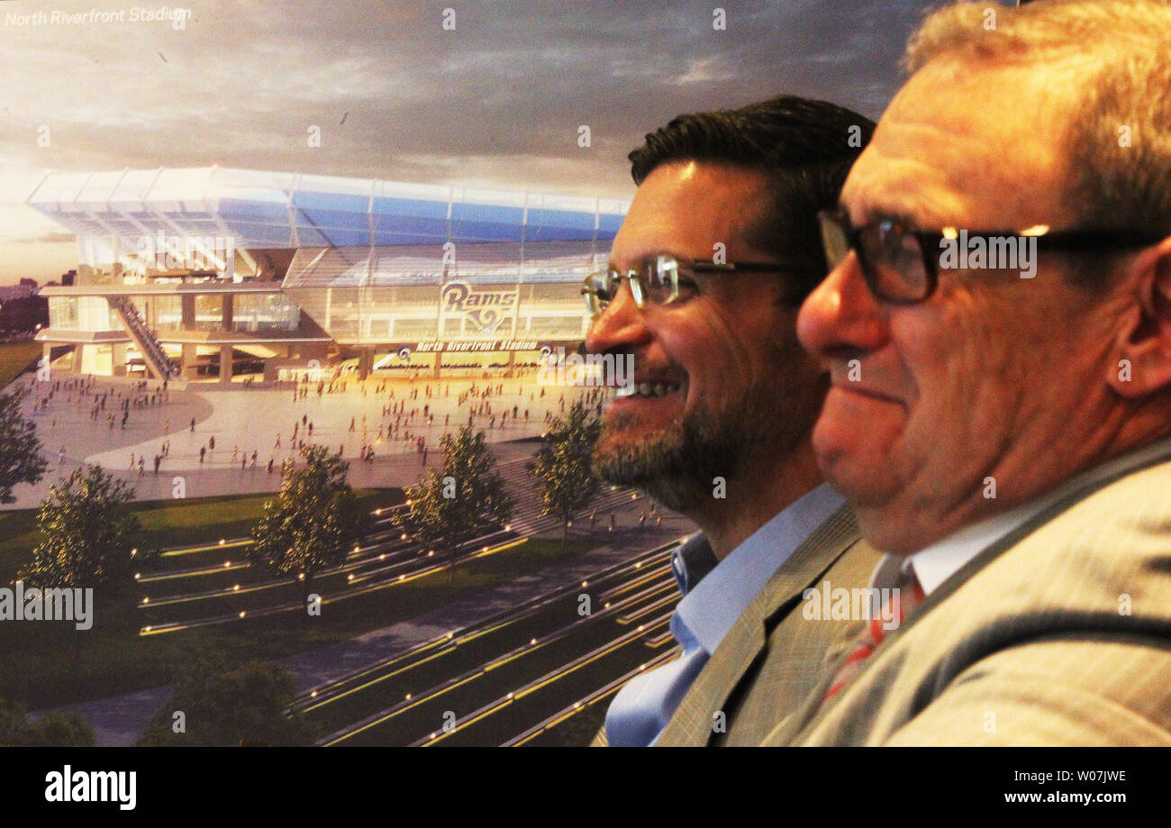 St. Louis NFL Task Force Mitglieder Dave Peacock (L) und Bob Blitz kurze Reporter in St. Louis am 24. April 2015, über ihre Präsentation eines neuen Stadions zu NFL Inhaber in New York früh in der Woche. Vertreter der Ladegeräte und Räuber machte auch eine Präsentation über Ihre geplanten Stadion in Carson, Calif. in der Nähe von Los Angeles. Es gab auch eine Präsentation zu den St. Louis Rams Eigentümer Stan's Kroenke Stadion in Inglewood, Kalifornien. Foto von Bill Greenblatt/UPI Stockfoto