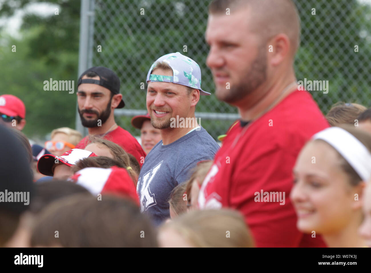 St. Louis Cardinals Player (R, L) Matt Adams, Trevor Rosenthal und Matt Tischler melden Sie Kinder für ein Foto vor einer Klinik in St. Louis am 15. Mai 2015. Vier Kardinäle Spieler auf der Klinik als Teil der Cardinal Glennon Children's Hospital' Homers für Gesundheit" Programm. Foto von Bill Greenblatt/UPI Stockfoto