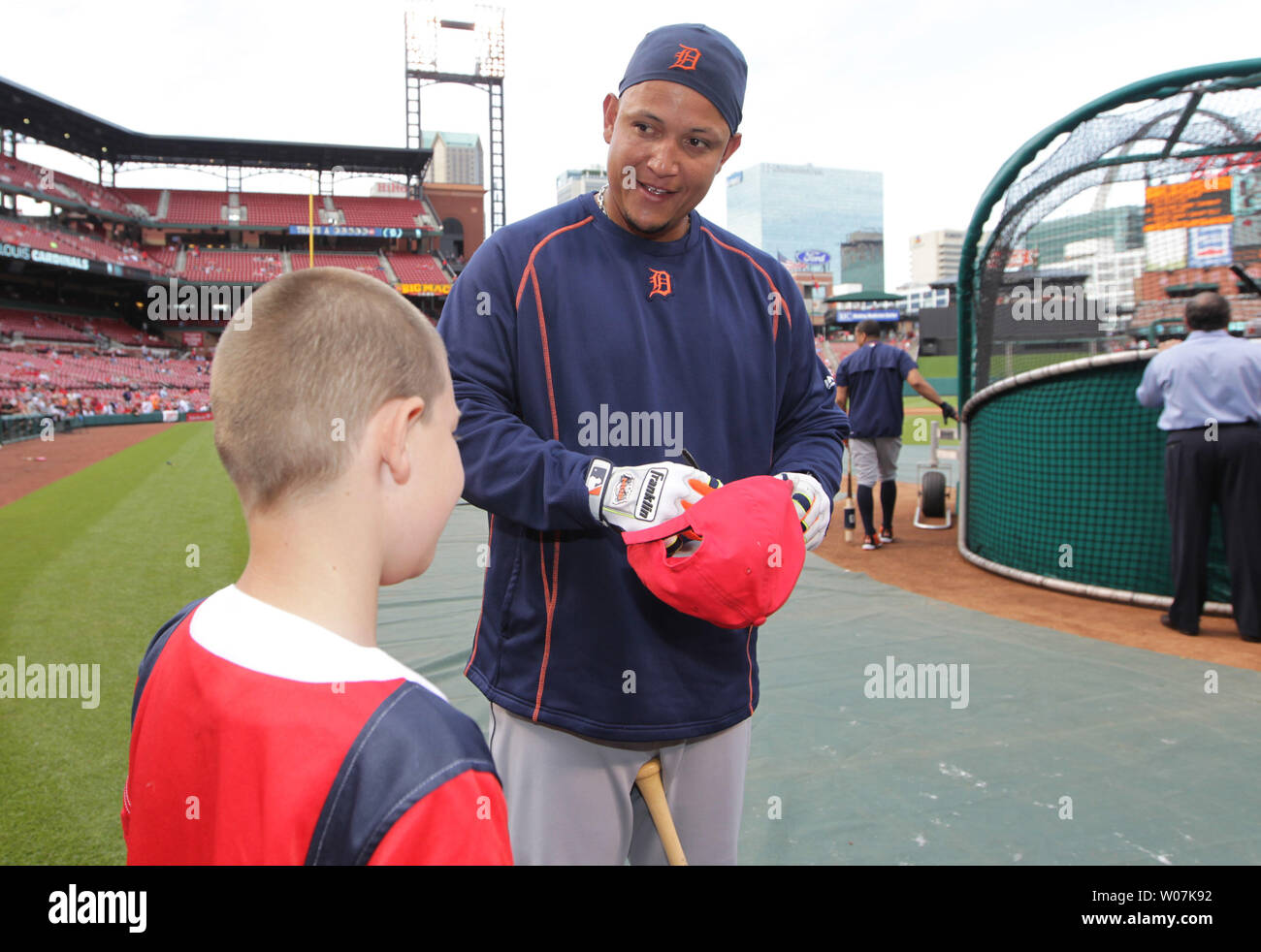 Detroit Tiger Miguel Cabrera hält ein Autogramm für einen jungen Ventilator während der schlagenden Praxis vor einem Spiel gegen die St. Louis Cardinals am Busch Stadium in St. Louis am 17. Mai 2015 zu unterzeichnen. St. Louis besiegt Detroit 2-1. Foto von Bill Greenblatt/UPI Stockfoto