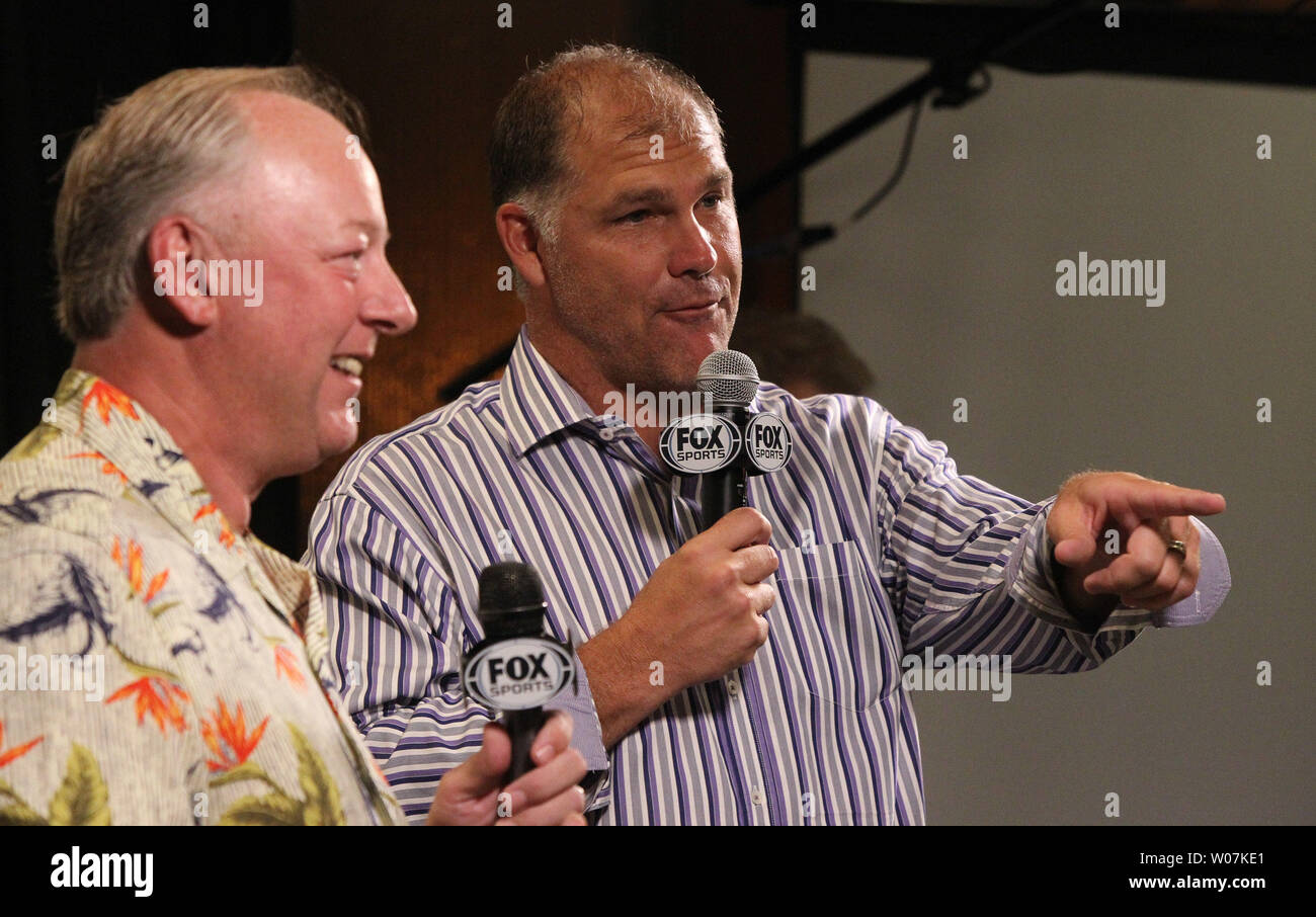 Ehemalige St. Louis Cardinals Krüge Dave LaPoint (L) und Andy Benes sprechen Sie mit Camper während einer Frage- und Antwortrunde an Kardinäle Fantasy Camp am Busch Stadium in St. Louis am 5. Juni 2015. Foto von Bill Greenblatt/UPI Stockfoto