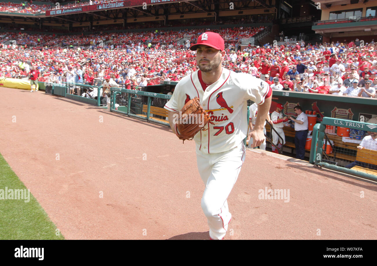 St. Louis Cardinals Krug Tyler Lyons nimmt, um das Feld für ein Spiel gegen die Kansas City Royals am Busch Stadium in St. Louis am 13. Juni 2015. Foto von Bill Greenblatt/UPI Stockfoto