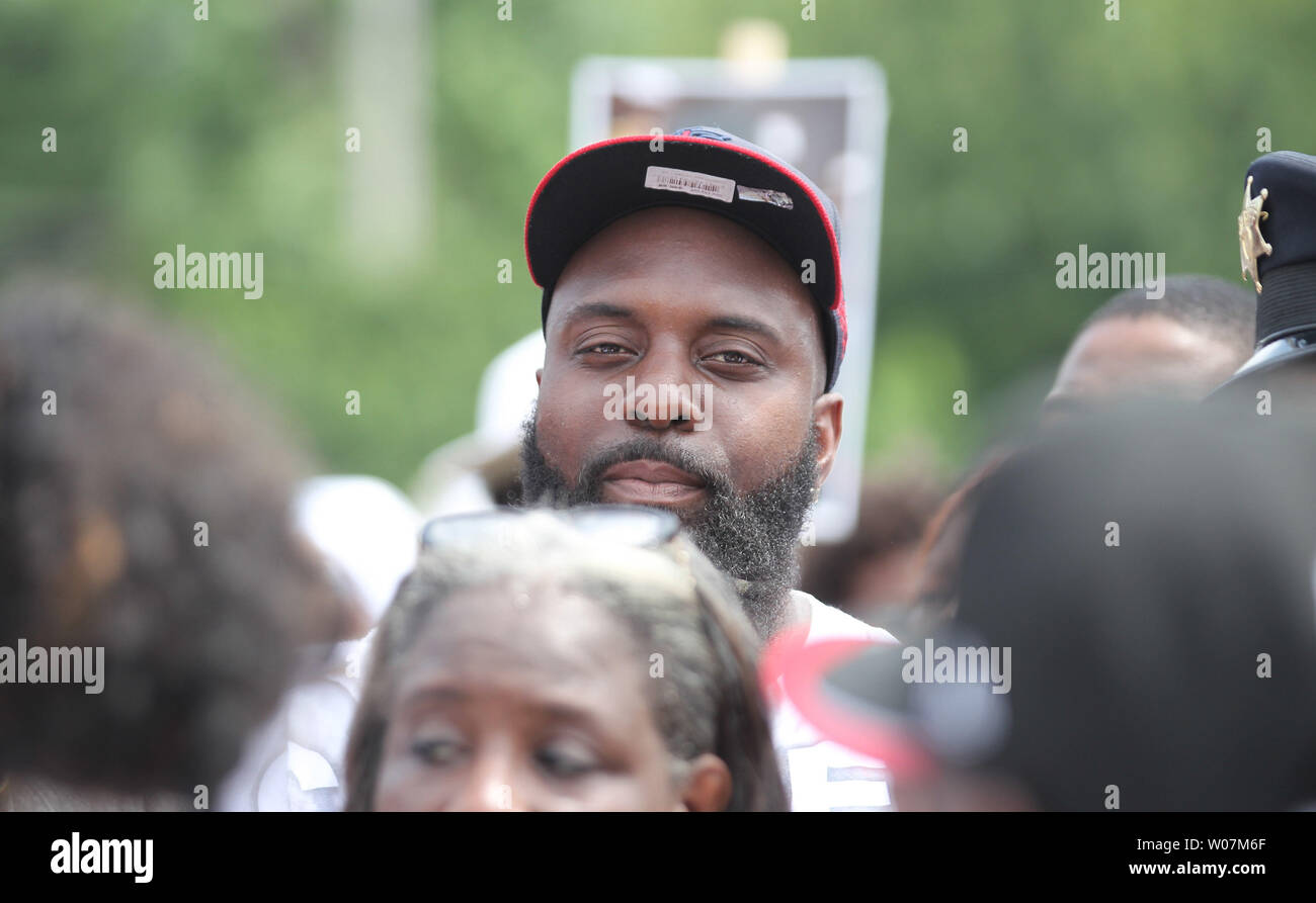 Michael Braun Sr Fuhrt Eine Stille Parade Durch Die Gegend Wo Sein Sohn Michael Brown Jr Erschossen Wurde Und In Ferguson Missouri Am 9 August 2015 Getotet Heute Ist Der Jahrestag Der