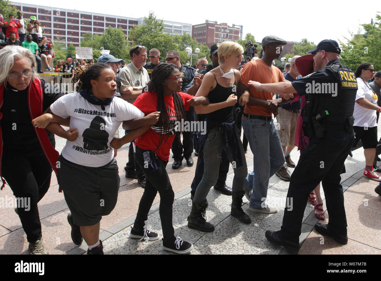 Die Polizei versucht die Demonstranten vom Vorrücken Arm in Arm in Richtung Eingang des Thomas F. Eagleton Federal Building in St. Louis am 10. August 0215 zu halten. Eine Gruppe von rund 200 Demonstranten marschierten, um das Gebäude als Teil eines Tag der Ungehorsam mit dem einjährigen Jubiläum des Michael Brown Jr. schießenden Tod statt. Etwa 50 Personen wurden festgenommen. Foto von Bill Greenblatt/UPI Stockfoto