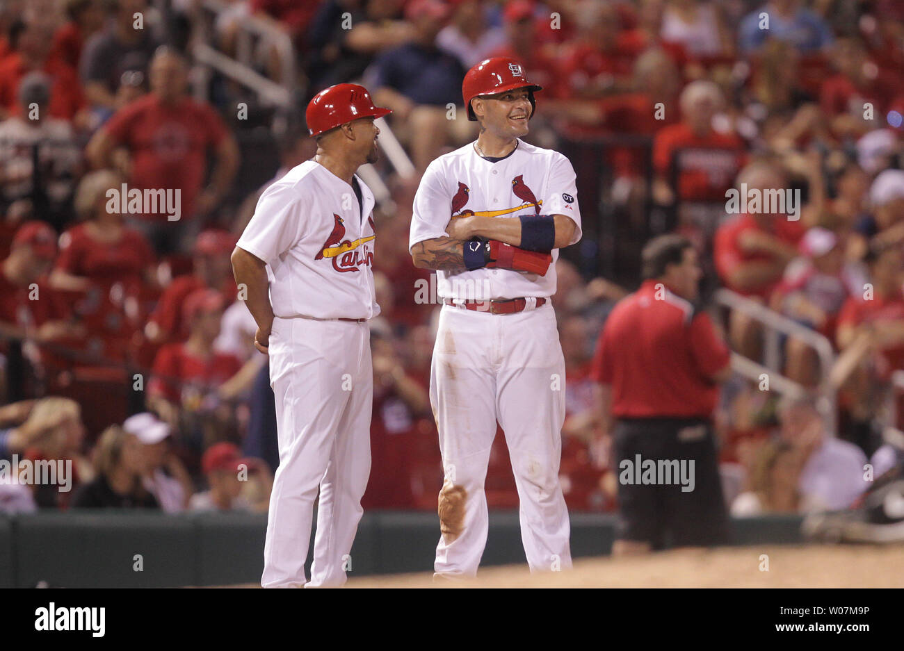 St. Louis Cardinals Yadier Molina Lächeln, als er auf dem dritten Base mit Trainer Jose Oquendo bei einer Überprüfung im achten Inning gegen die Pittsburgh Pirates am Busch Stadium in St. Louis am 12. August 2015. Molina war sicher, als er dritten Base gestohlen während St. Louis auf ging zu besiegen Pittsburgh 4-2. Foto von Bill Greenblatt/UPI Stockfoto