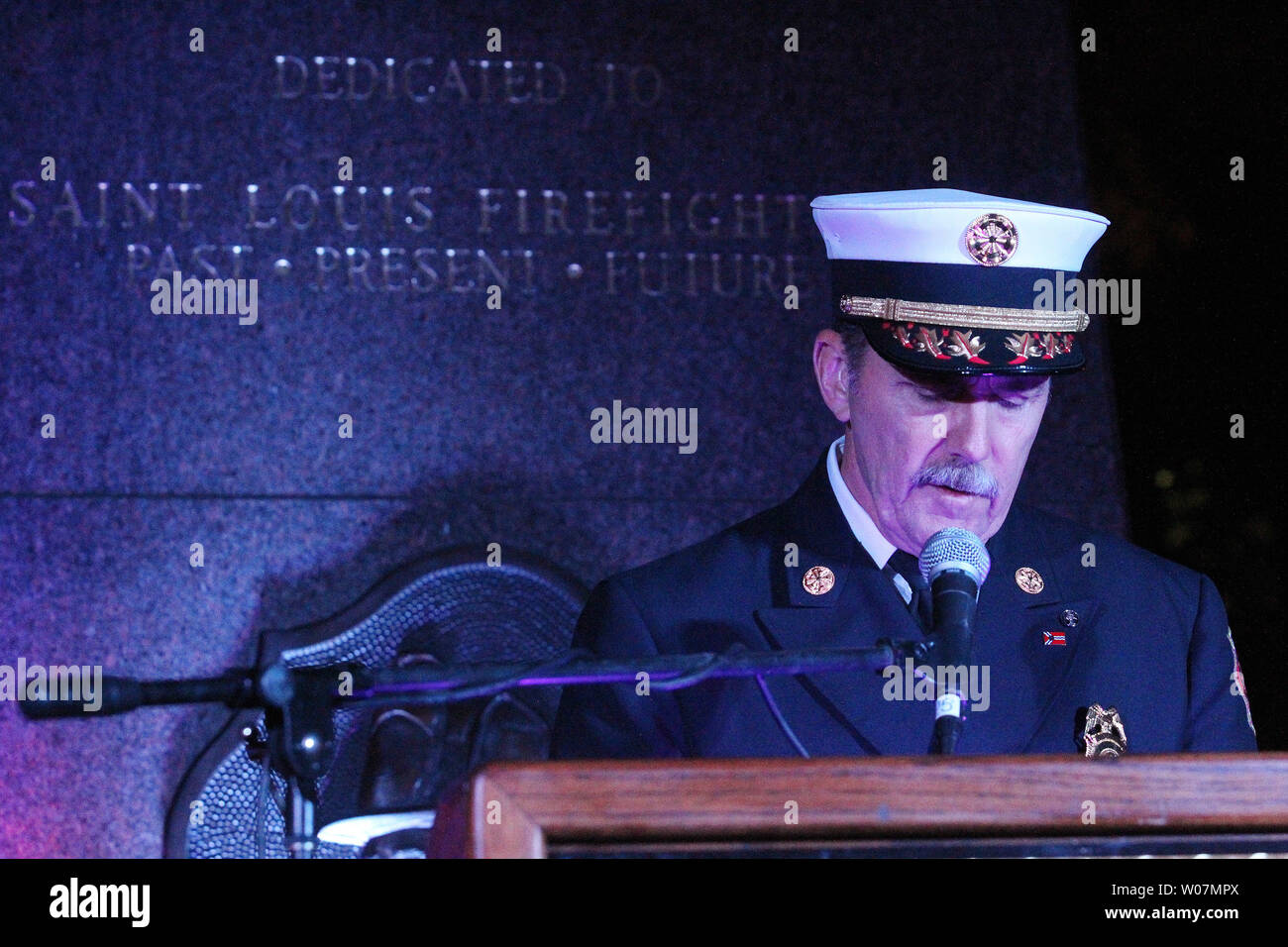 St. Louis Fire Chief Dennis Jenkerson liest laut, einige der 165 St. Louis Feuerwehrmänner, die in der Linie der Aufgabe während der 7. jährlichen gefallene Feuerwehrmänner Kerzenlicht Erinnerung Vigil in der Innenstadt von St. Louis Gestorben am 11. September 2015. Foto von Bill Greenblatt/UPI Stockfoto