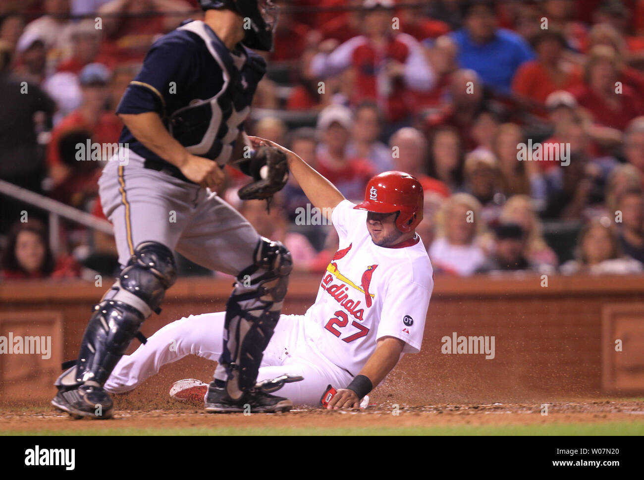 St. Louis Cardinals Jhonny Peralta Folien sicher in Home Plate vor einem Tag von Milwaukee Brewers catcher Nevin Ashley im vierten Inning am Busch Stadium in St. Louis am 25. September 2015. Peralta zählte von der zweiten Base auf ein Opfer fly Ball vom Schläger von Tony Cruz. Foto von Bill Greenblatt/UPI Stockfoto