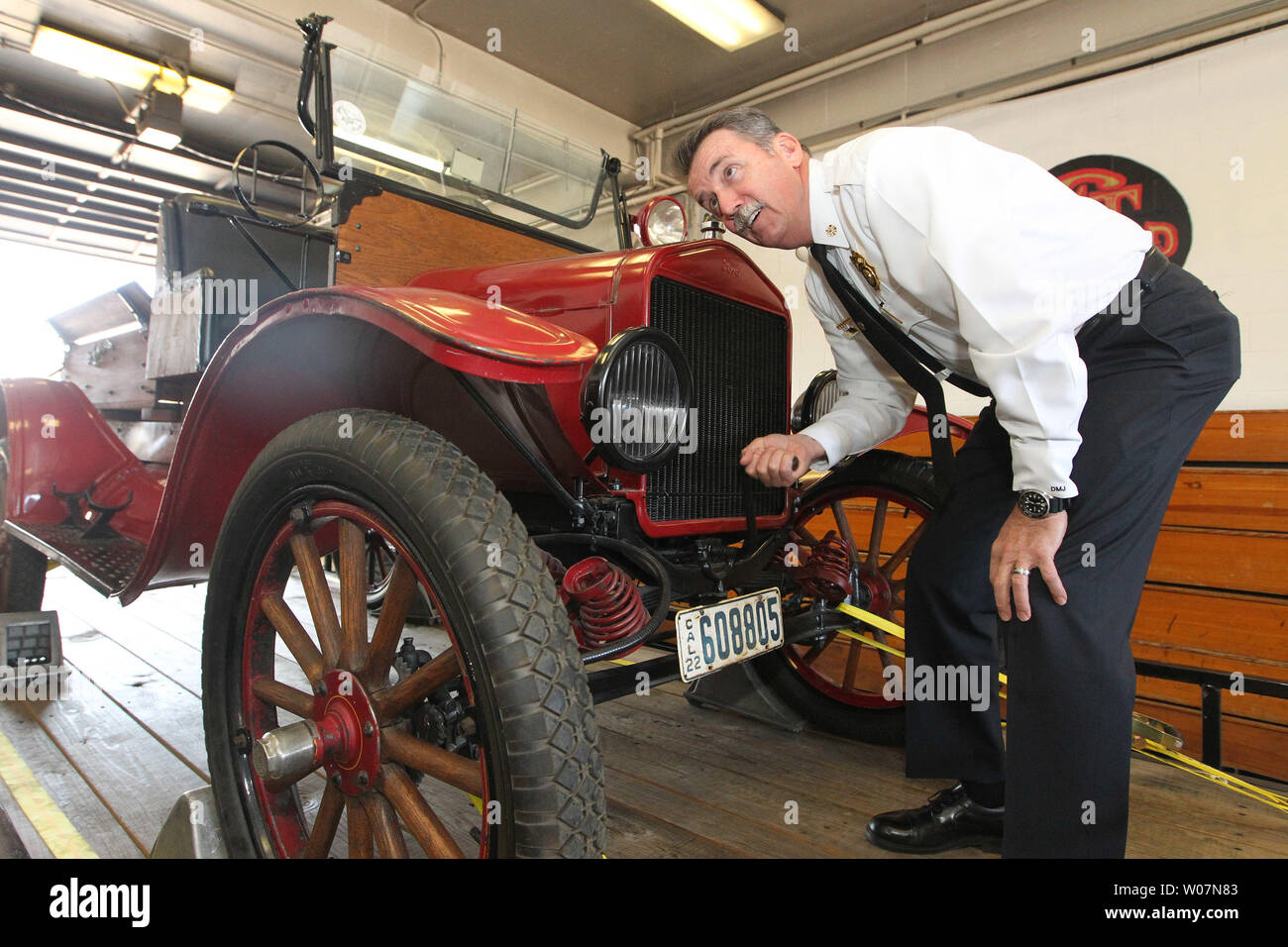St. Louis Fire Chief Dennis Jenkerson versucht seine Hand in Hand durchdrehen des Motors eines 1922 Ford Model T fire truck in St. Louis am 20. Oktober 2015. Das Fahrzeug gespendet zu den St. Louis Feuerwehr von der Fireman's Fund Insurance Company wurde in den Büros der Gesellschaft in St. Louis. Der Lkw war ursprünglich von der Petaluma, Kalifornien Feuerwehr verwendet und werden komplett wiederhergestellt werden. Foto von Bill Greenblatt/UPI Stockfoto