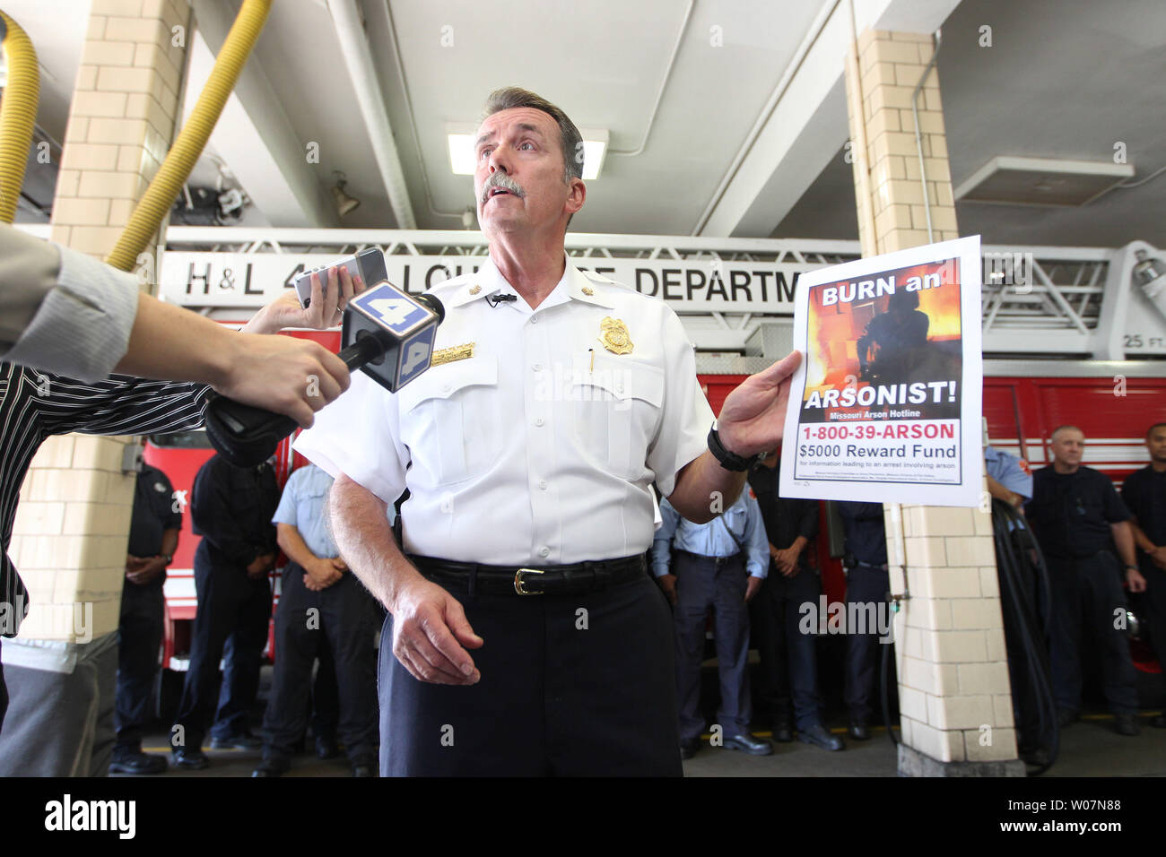 St. Louis Fire Chief Dennis Jenkerson Antworten ein Reporter bei einer Pressekonferenz in Frage, wie er den neuen Flyer, die in St. Louis am 22. Oktober 2015 verteilt wird angezeigt. Brandstifter Eingestellt am frühen Morgen Feuer am Eingang des Heiligtums der St. Joseph Kirche. Das Feuer brannte die vordere Tür des Pfarrhauses an der historischen Kirche, die von den Jesuiten im Jahr 1843 gebaut wurde. Dies ist der siebte Brandanschlag in Kirchen in Nord St. Louis Stadt und Landkreis in den letzten zwei Wochen. Foto von Bill Greenblatt/UPI Stockfoto
