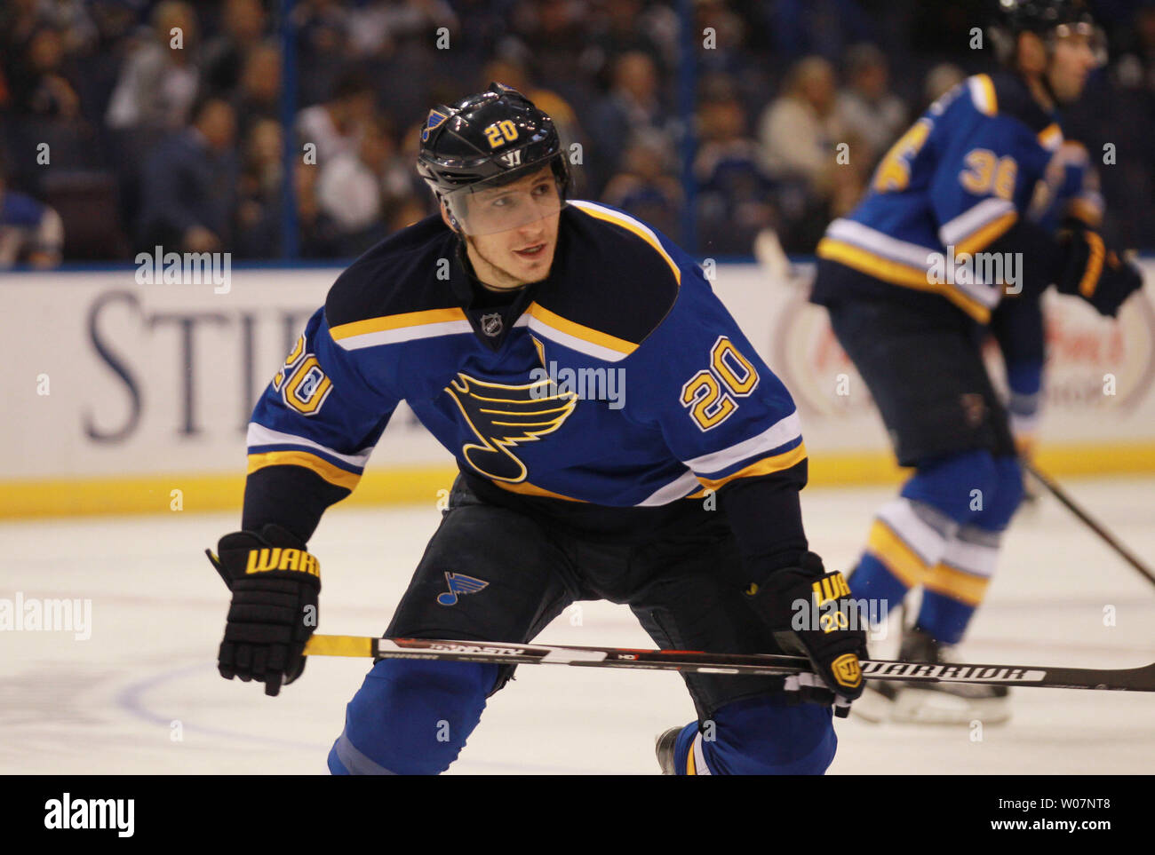 St. Louis Blues Alexander Steen Uhren den Puck in der ersten Periode gegen die Colorado Avalanche im Scottrade Center in St. Louis am 13. Dezember 2015. Foto von Bill Greenblatt/UPI Stockfoto