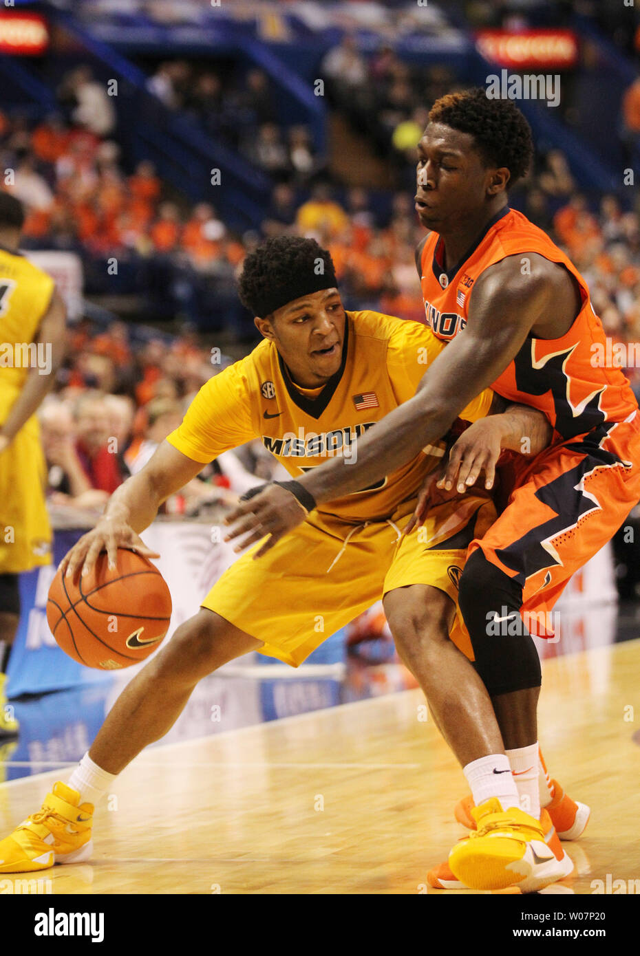 Missouri Tiger Wes Clark versucht, den Basketball zu arbeiten Vergangenheit Illinois' Kendrick Nunn in der zweiten Hälfte des jährlichen Braggin Rechte Basketball Spiel 68-63 im Scottrade Center in St. Louis am 23. Dezember 2015. Illinois besiegte Missouri 68-63. Foto von Bill Greenblatt/UPI Stockfoto