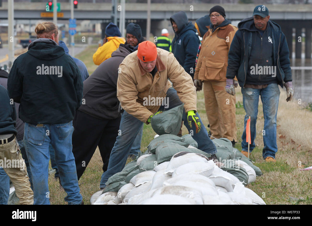 Freiwillige bauen eine Sandsackmauer Überschwemmungsgefahr durch den Fluss des Peres in St. Louis am 29. Dezember 2015 zu vermeiden. National 12 Menschen haben wegen der überschwemmung, die die große Flut von 1993 die gleiche oder Übertreffen enthalten. Über 250 Straßen geschlossen wurden über den Fahrbahnen zu Wasser. Foto von Bill Greenblatt/UPI Stockfoto
