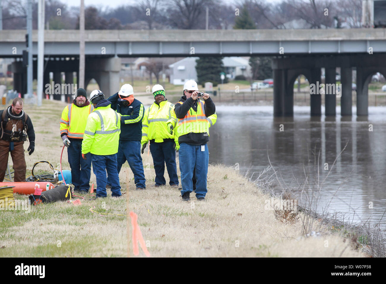 Mannschaften von der Metropolitian Abwasserkanal-bezirk Umfrage den Fluss des Peres vor Überschwemmungen in St. Louis am 29. Dezember 2015. National, 13 Menschen haben wegen der überschwemmung, die die große Flut von 1993 die gleiche oder Übertreffen enthalten. Über 250 Straßen geschlossen wurden über den Fahrbahnen zu Wasser. Foto von Bill Greenblatt/UPI Stockfoto