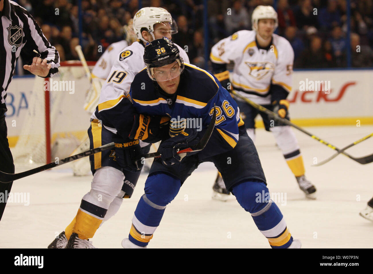 St. Louis Blues Paul Stastny nutzt seinen Körper Nashville Predators Calle Jarnkrok von Schweden nach einem faceoff in der ersten Periode im Scottrade Center in St. Louis am 29. Dezember 2015 zu blockieren. Foto von Bill Greenblatt/UPI Stockfoto