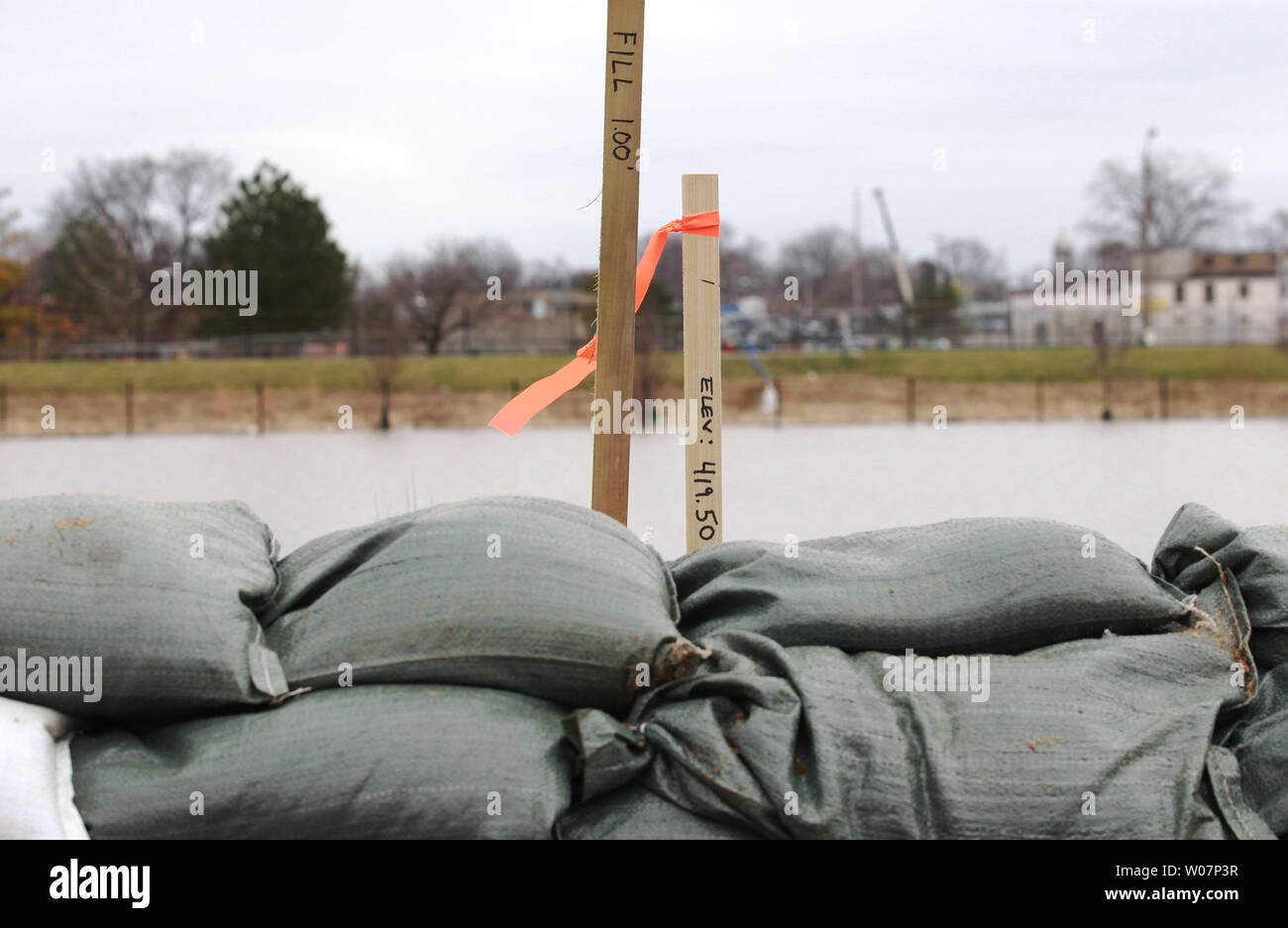 Vermessung Sticks zeigen, wo Sandsäcke entlang des Flusses des Peres in St. Louis am 29. Dezember 2015 gehen müssen. National, 13 Menschen haben wegen der überschwemmung, die die große Flut von 1993 die gleiche oder Übertreffen enthalten. Über 250 Straßen geschlossen wurden über den Fahrbahnen zu Wasser. Foto von Bill Greenblatt/UPI Stockfoto