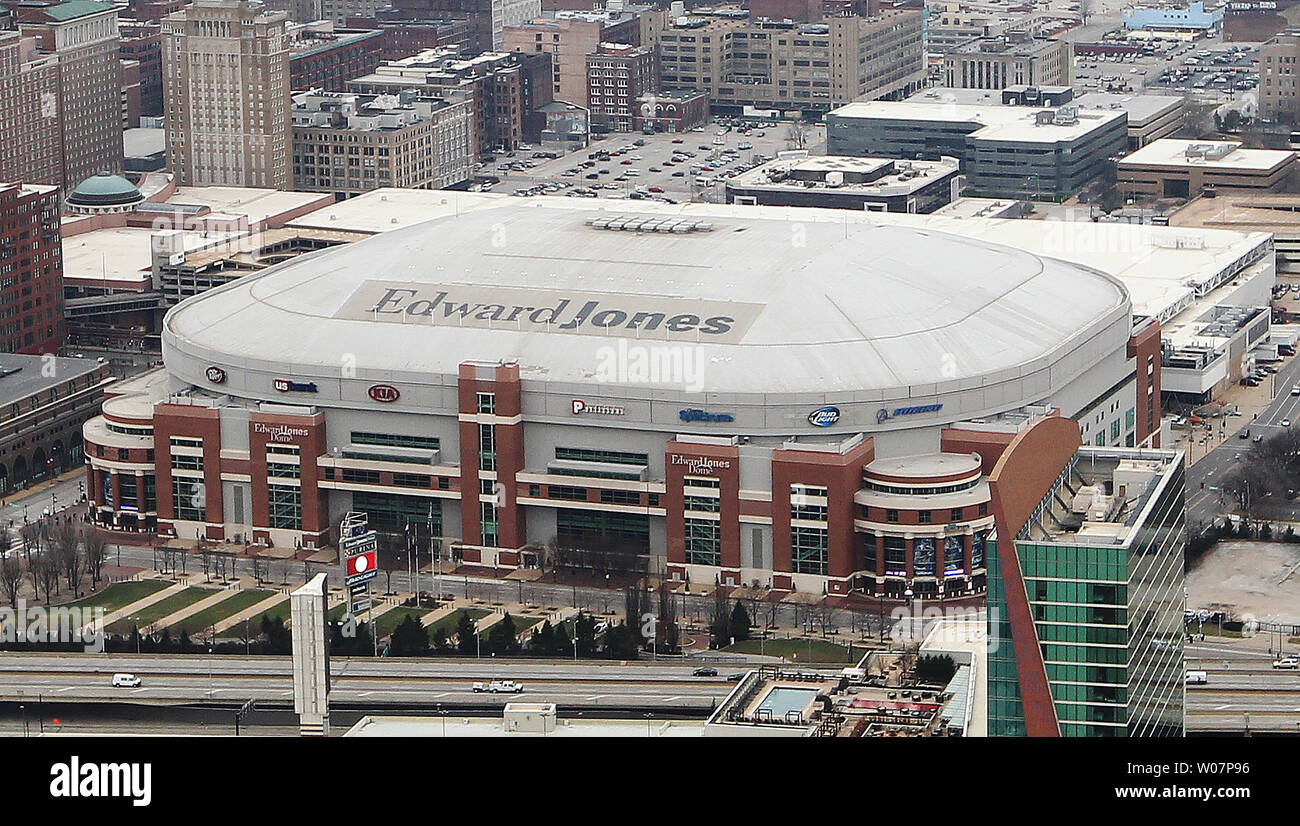 Der Edward Jones Dome Home die St. Louis Rams in St. Louis für 20 Jahre wird jetzt leer sein, ein Tag nachdem bekanntgegeben wurde, dass der Fußball-Team in Los Angeles am 13. Januar 2016 zu verlegen. St. Louis Rams Eigentümer Stan Kroenke verkündete das Team nach Los Angeles für die 2016 Saison wird während Eigentümer treffen zurück und wird schließlich in einem neuen Stadion spielen. Die Rams kamen in St. Louis von Los Angeles im Jahre 1995, gewann den Super Bowl im Jahr 2000, aber in den letzten Jahren haben die niedrigste Teilnahme in der NFL war. Foto von Bill Greenblatt/UPI Stockfoto