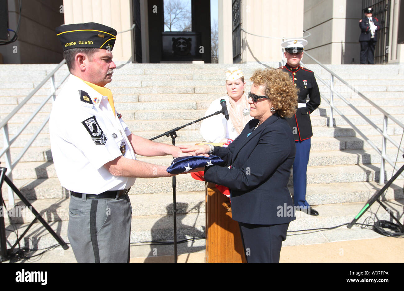 Larry Williams der American Legion Post 404, stellt eine amerikanische Flagge zu Dr. Frances Levine, Presdient des Missouri Historical Society während der Abschlussfeier der Soldaten Memorial Military Museum in St. Louis, am 28. Februar 2016. Das Gebäude, das ehrt das Leben all jener, die in der Armee gedient haben, befindet sich in einer großen, 30 Mio. $, zwei Jahr Transformation unter der operativen Führung der Missouri Historical Society. Foto von Bill Greenblatt/UPI Stockfoto